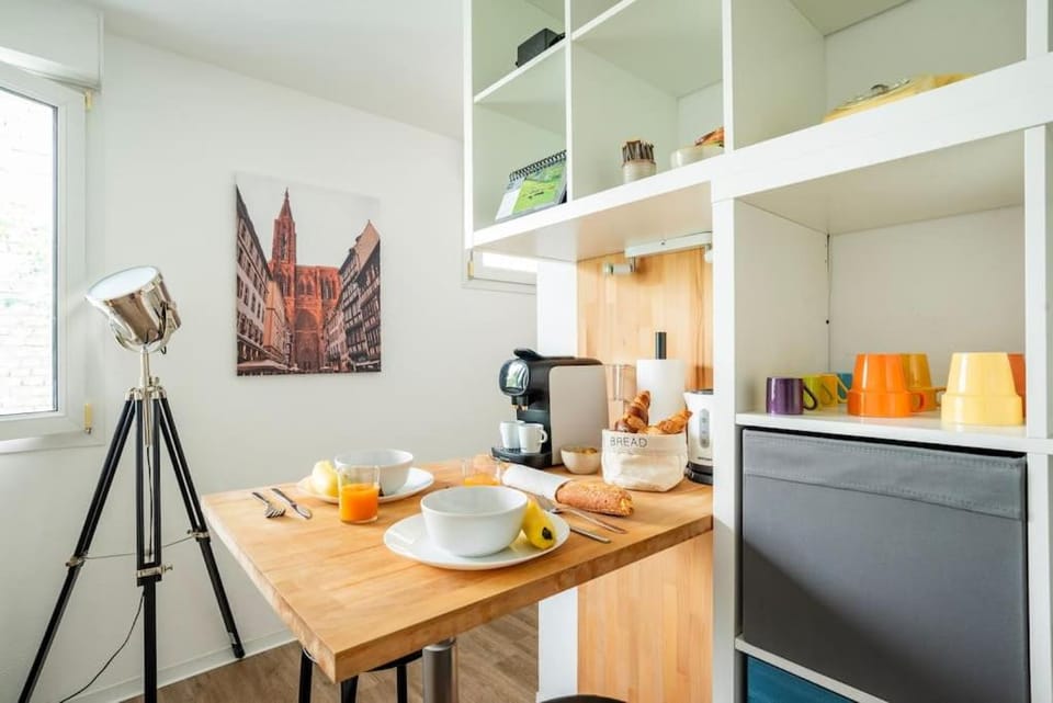 Coffee/tea facilities, Kitchen or kitchenette, Dining area, minibar