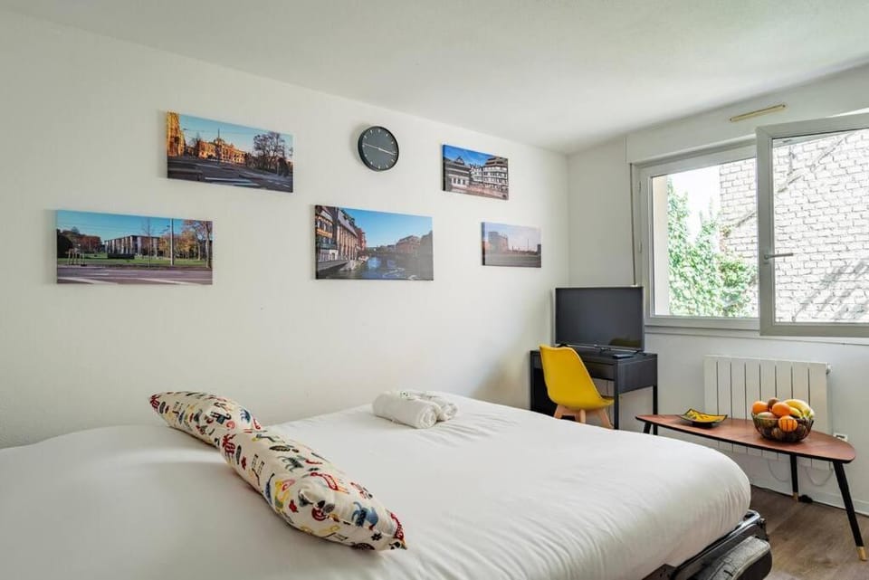 Bed, TV and multimedia, Living room, Seating area, Bedroom
