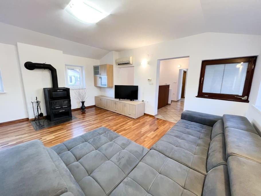 Communal lounge/ TV room, TV and multimedia, Living room, Seating area, flat iron