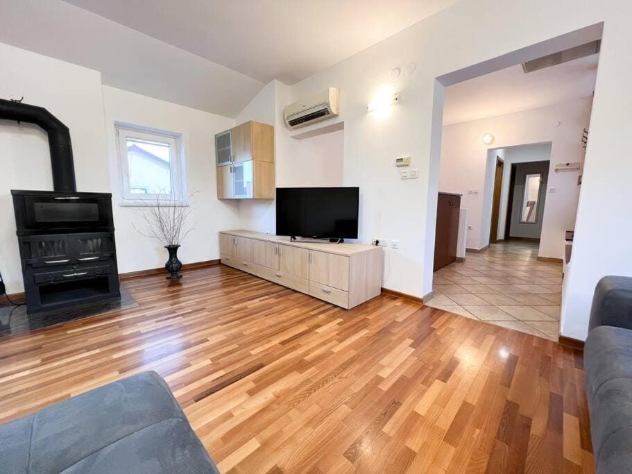 Communal lounge/ TV room, TV and multimedia, Living room, Seating area, air conditioner
