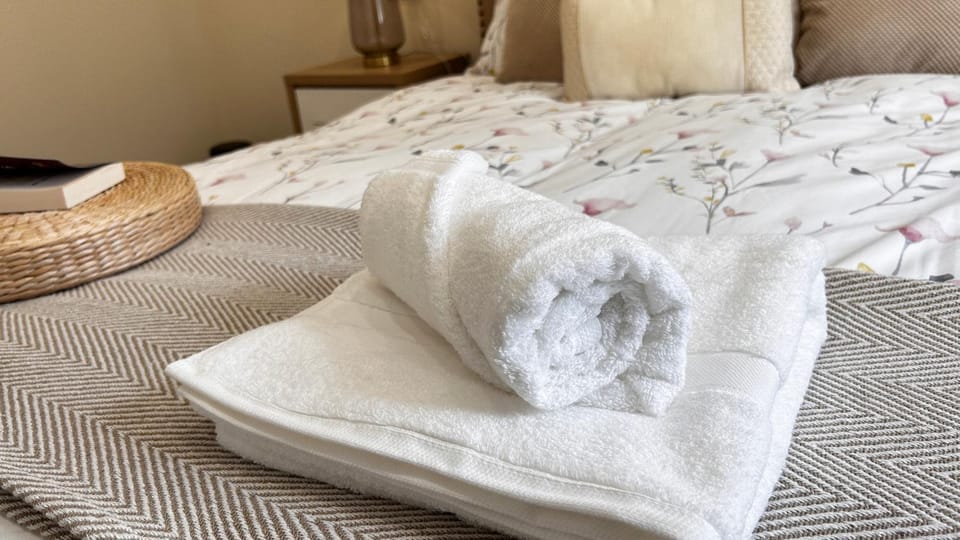 Bed, towels