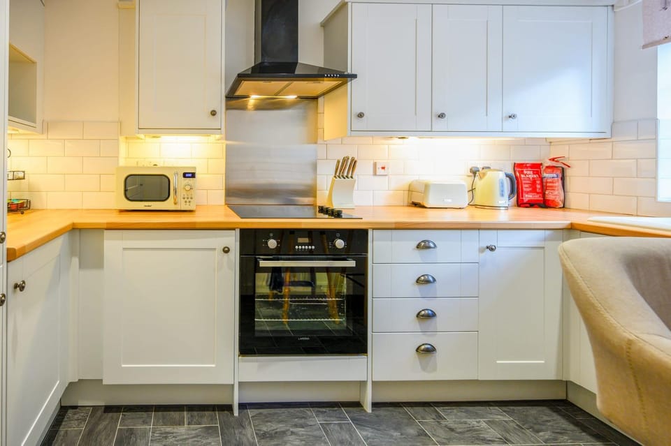 Coffee/tea facilities, Kitchen or kitchenette, oven, stove, toaster