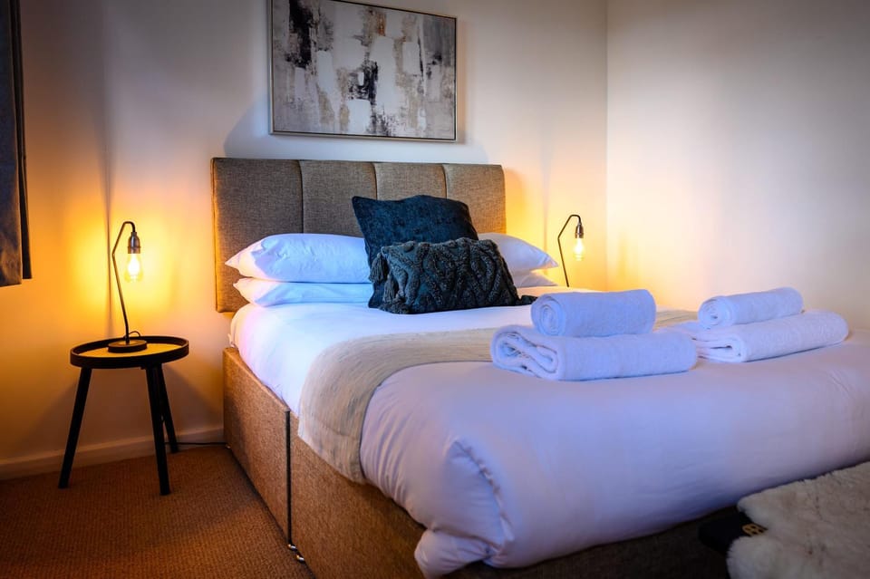Bed, Decorative detail, Bedroom, towels