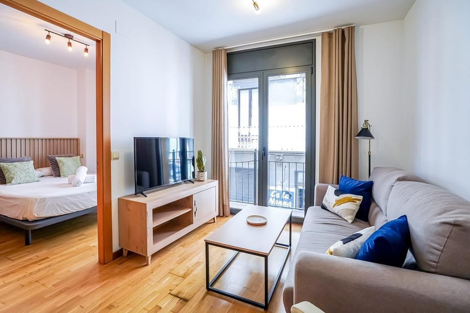 TV and multimedia, Living room, Seating area, Bedroom