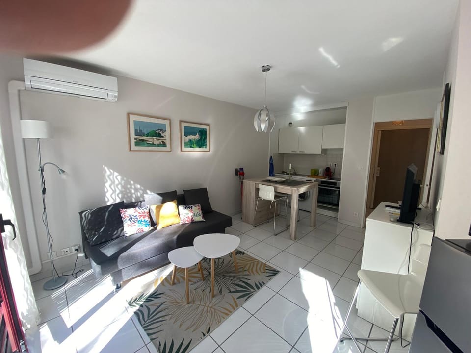 Kitchen or kitchenette, Living room, Seating area, Dining area, air conditioner