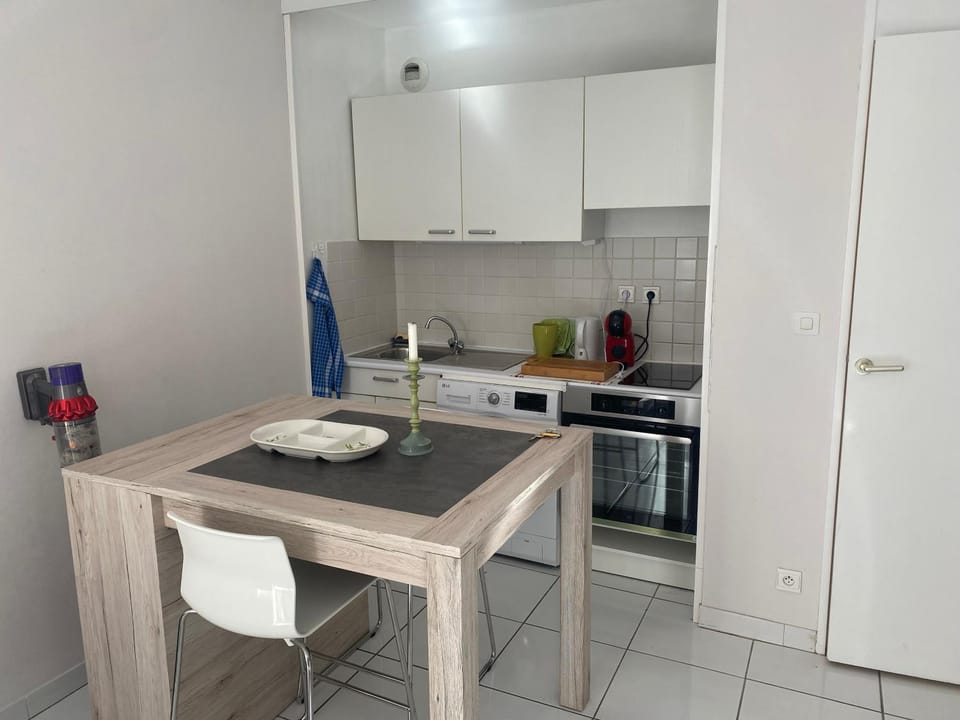 Kitchen or kitchenette, Dining area, oven, stove
