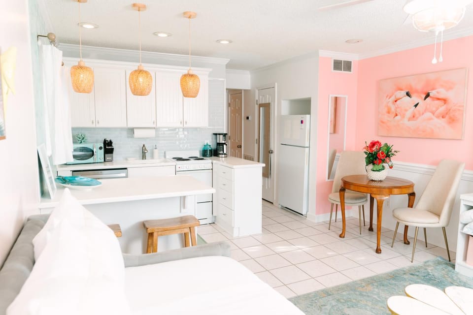 Kitchen or kitchenette, Dining area, minibar, stove
