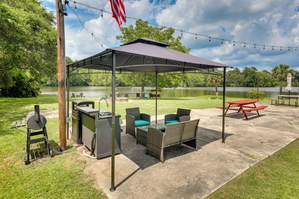 Lake Marion Gem: Communal Outdoor Space w/ Views! Apartment in Lake Marion