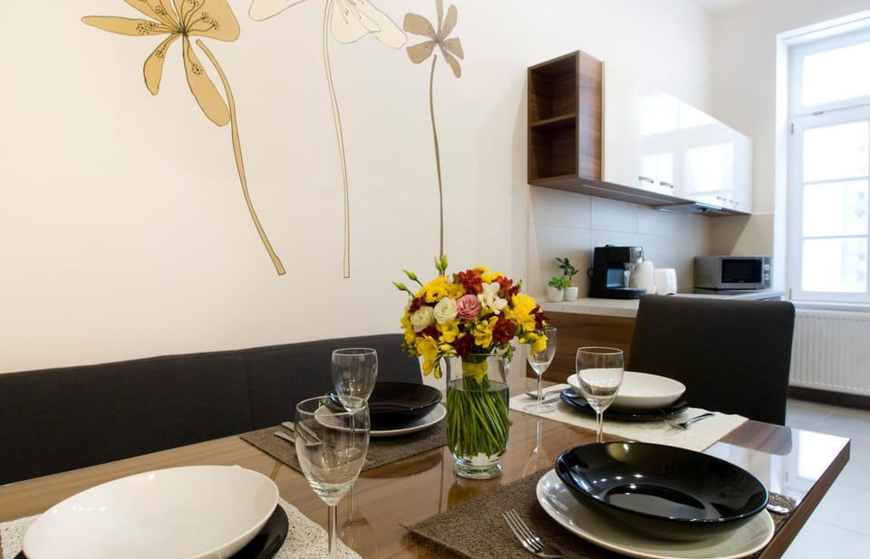 Restaurant/places to eat, Lounge or bar