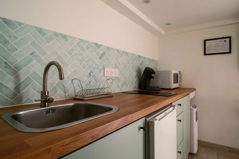 Kitchen or kitchenette, kitchen