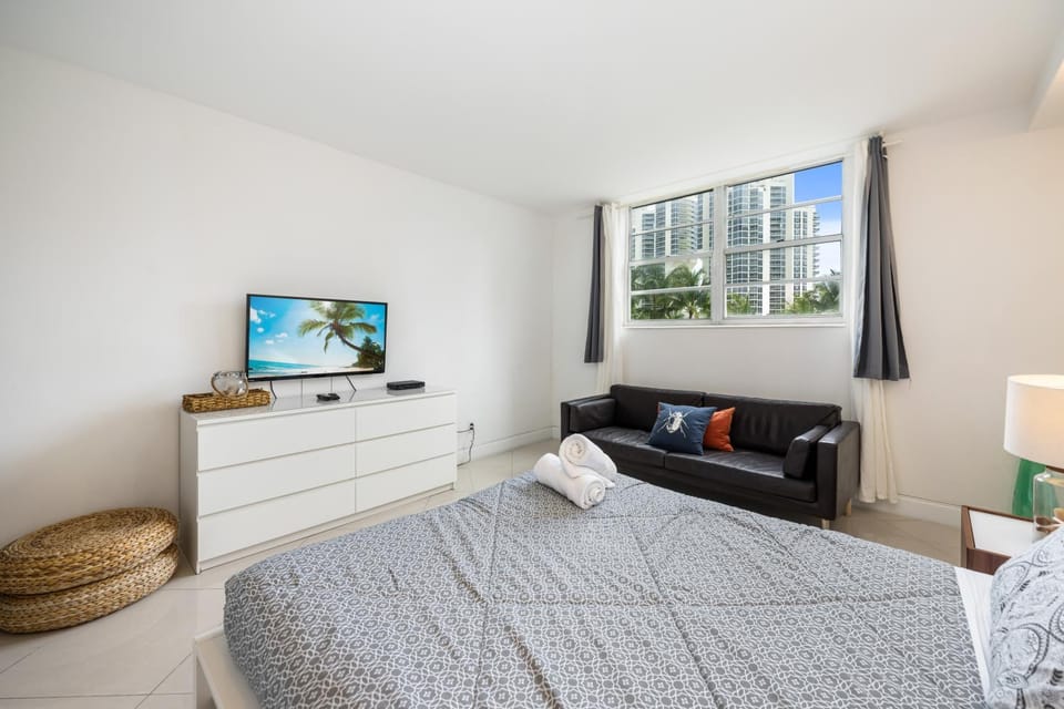 Bed, TV and multimedia, Photo of the whole room, Seating area, Bedroom