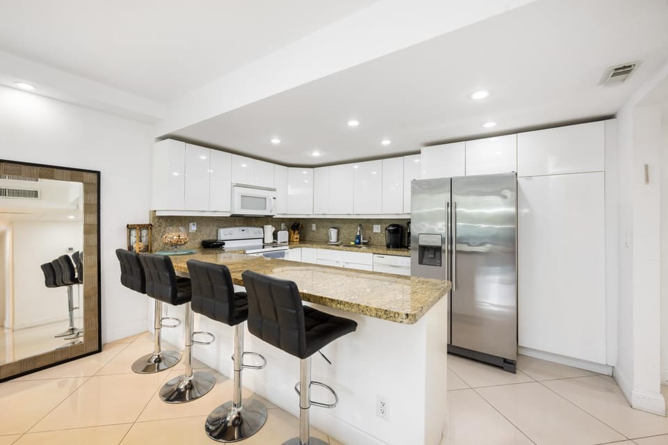 Kitchen or kitchenette, Dining area, oven, stove