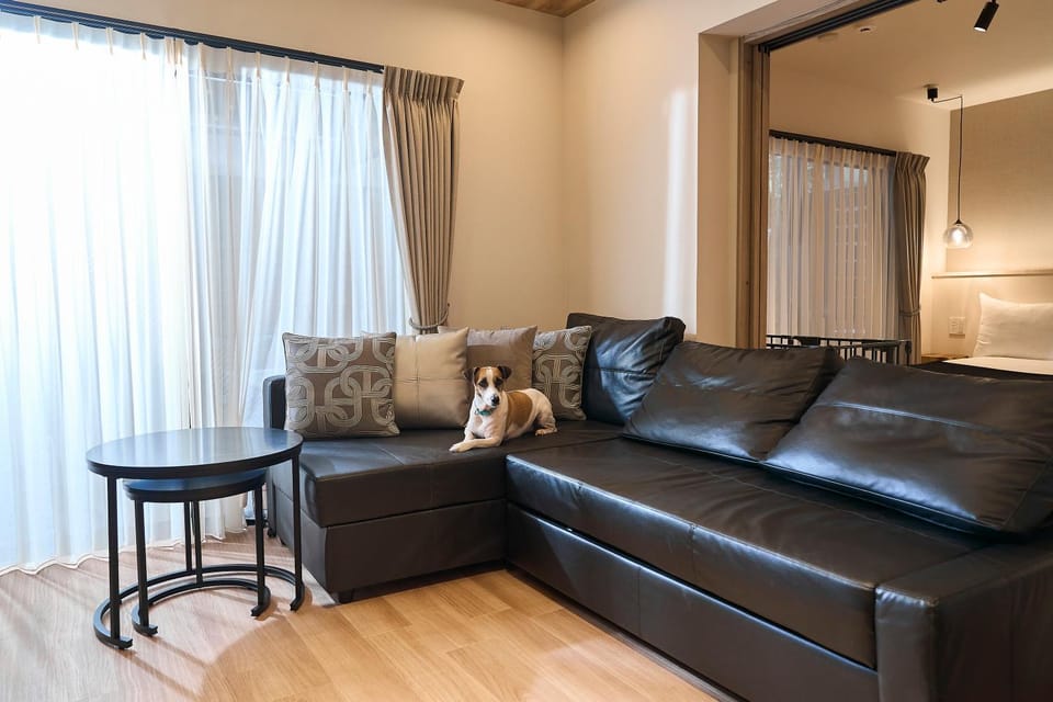 Living room, Animals