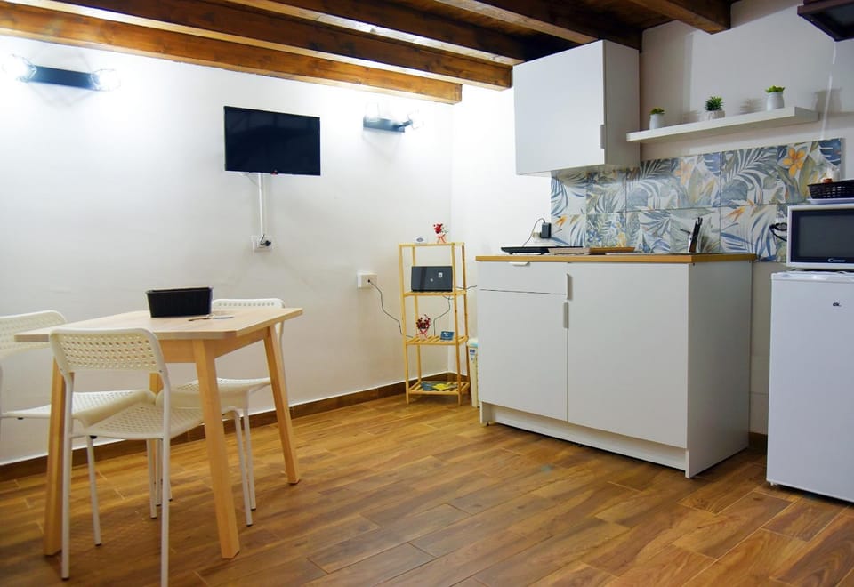 TV and multimedia, Kitchen or kitchenette, Dining area, minibar, oven, pet friendly, stove