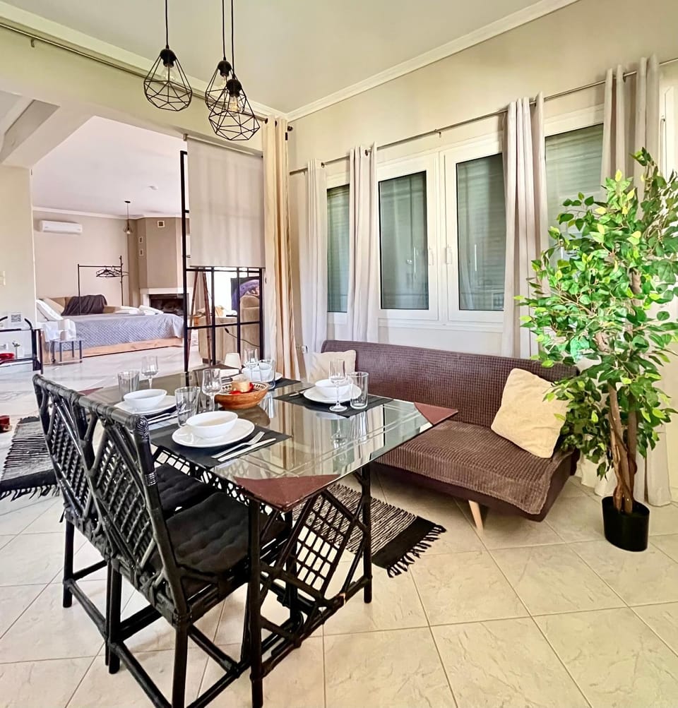 Bed, Kitchen or kitchenette, Living room, Photo of the whole room, Seating area, Dining area