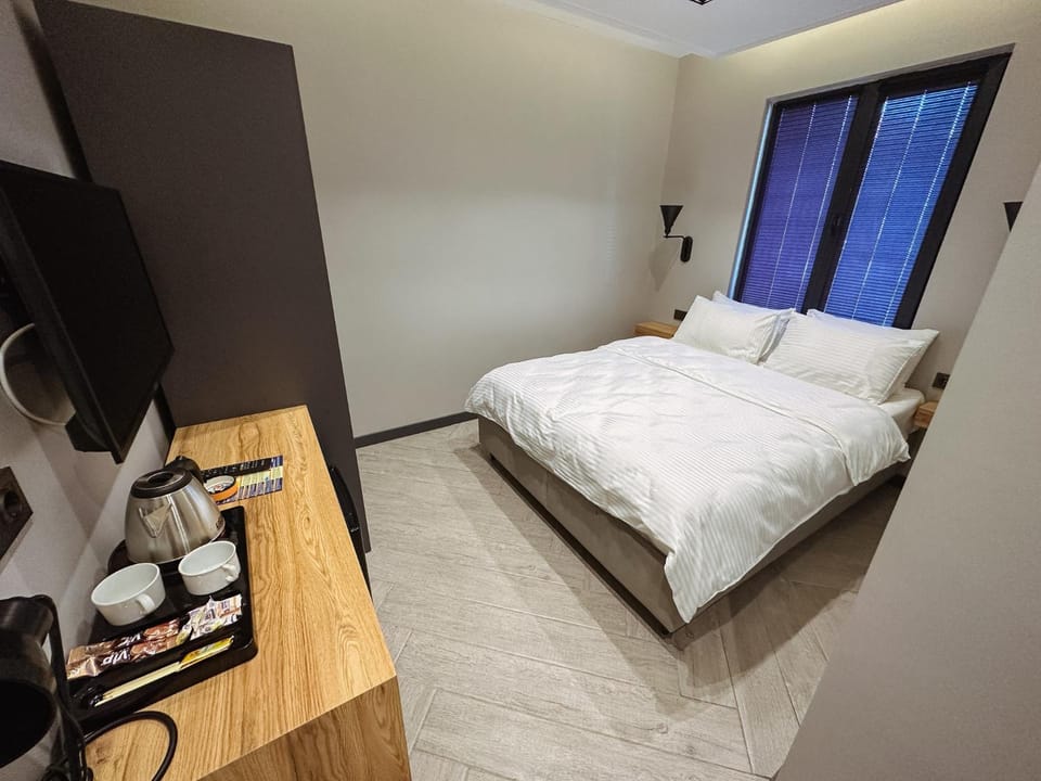 Bed, TV and multimedia, Photo of the whole room