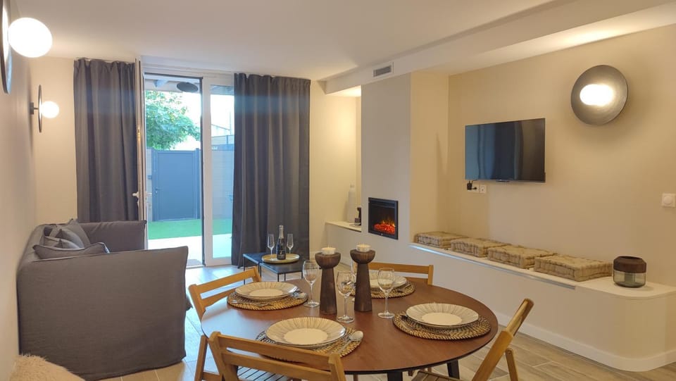 Communal lounge/ TV room, TV and multimedia, Living room, Seating area, Dining area, Evening entertainment