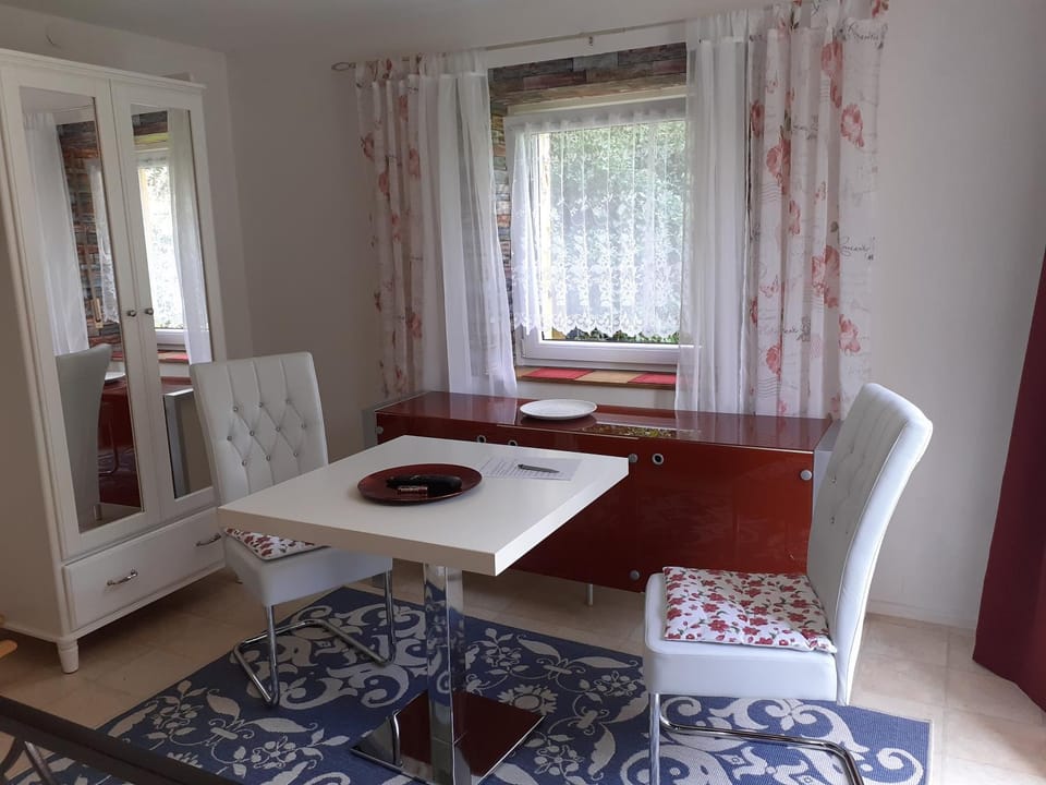 4 km zu A7 und A71, Idylle am Bach, großer Garten Apartment in Bavaria