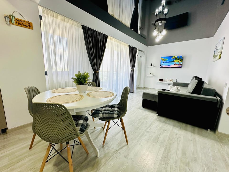 TV and multimedia, Living room, Seating area, Dining area