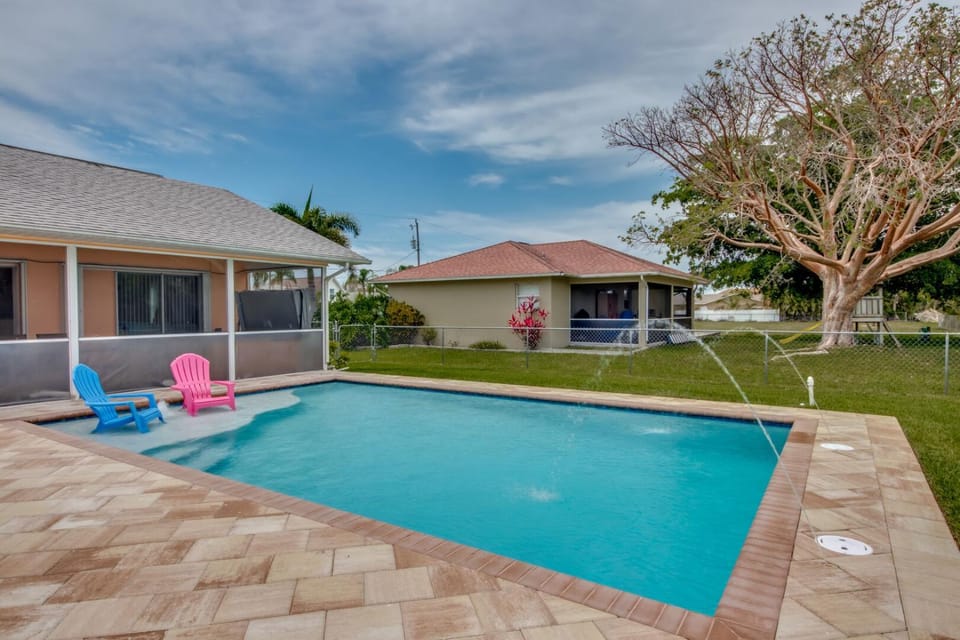 Heated Pools, Sleeps 12! - Blissful Bond House in Cape Coral
