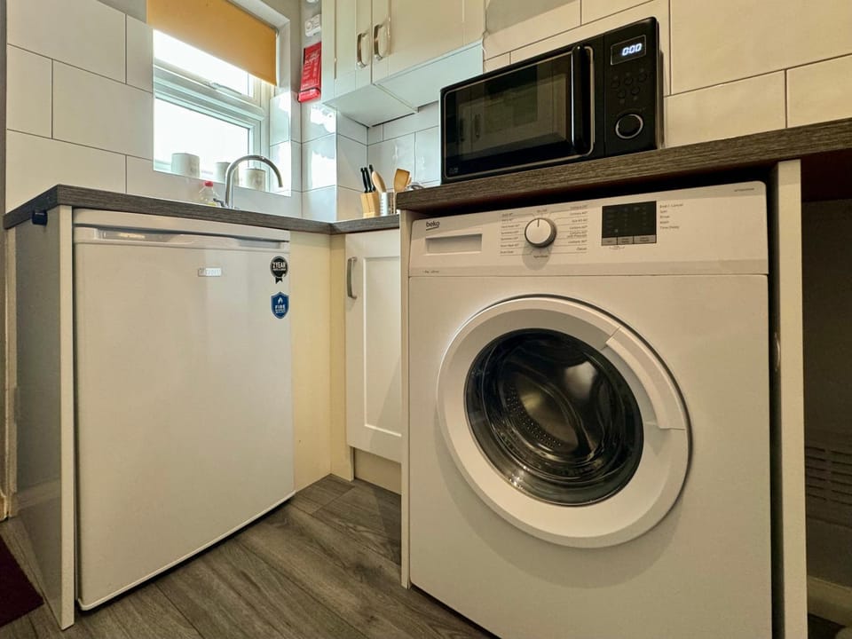 Kitchen or kitchenette, minibar, washing machine