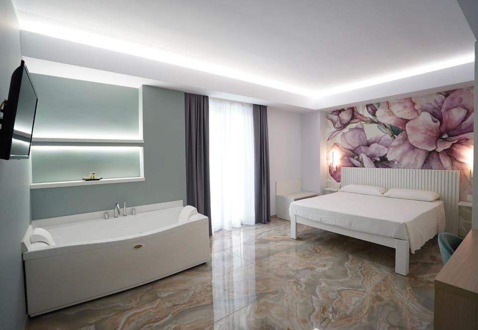 Bed, Hot Tub, Bathroom, Photo of the whole room, Bedroom