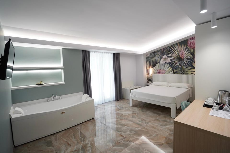 Bed, Hot Tub, Bathroom, TV and multimedia, Photo of the whole room, Bedroom