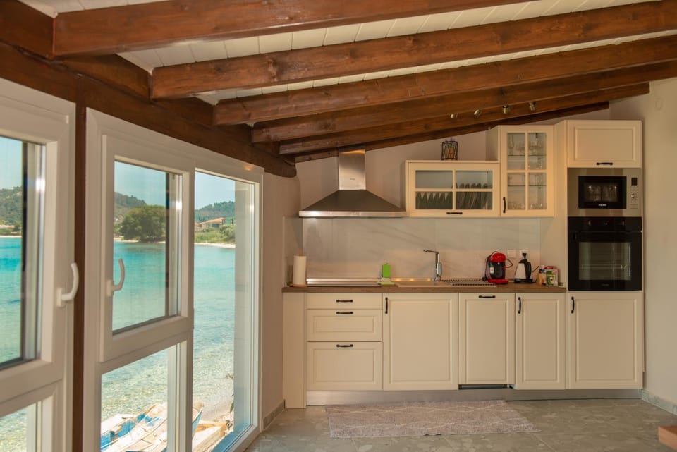 Coffee/tea facilities, Kitchen or kitchenette, oven, stove