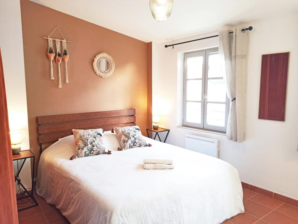 Bed, Photo of the whole room, Bedroom, towels