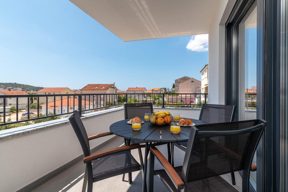 Day, Natural landscape, View (from property/room), Balcony/Terrace, Dining area