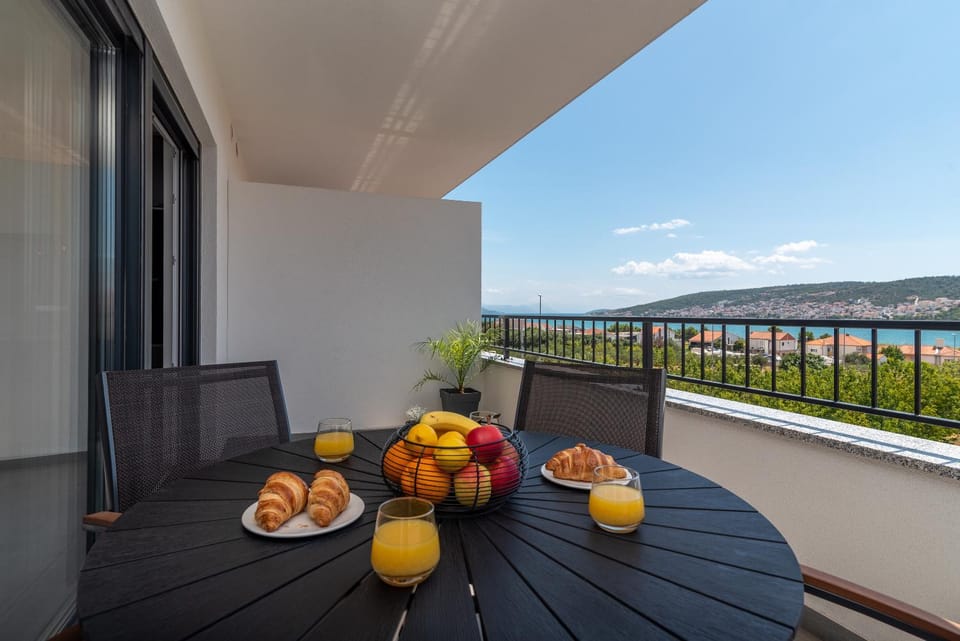 Day, Natural landscape, View (from property/room), Balcony/Terrace, Food and drinks, Dining area, Food, Breakfast, Drinks