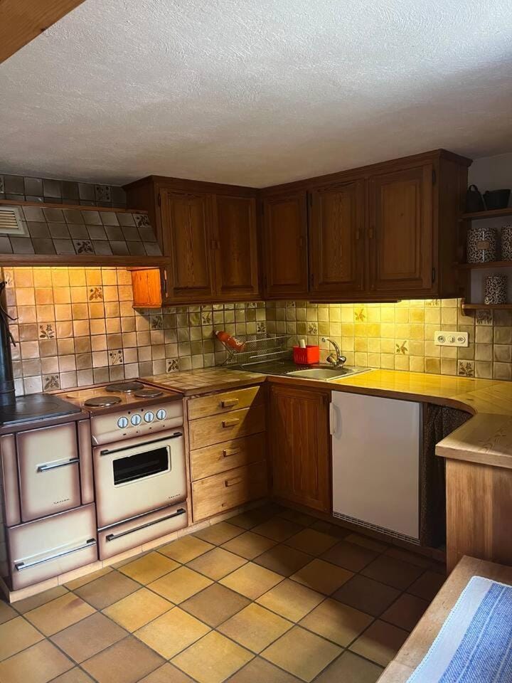 Kitchen or kitchenette, pet friendly, stove
