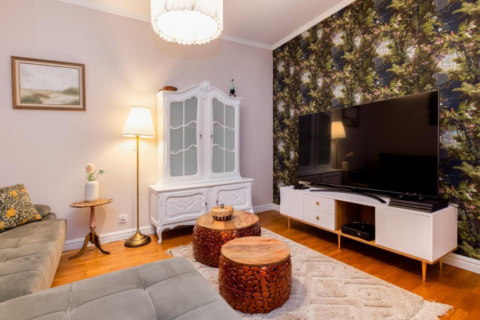 Communal lounge/ TV room, TV and multimedia, Living room, Seating area, Evening entertainment, locker, wardrobe