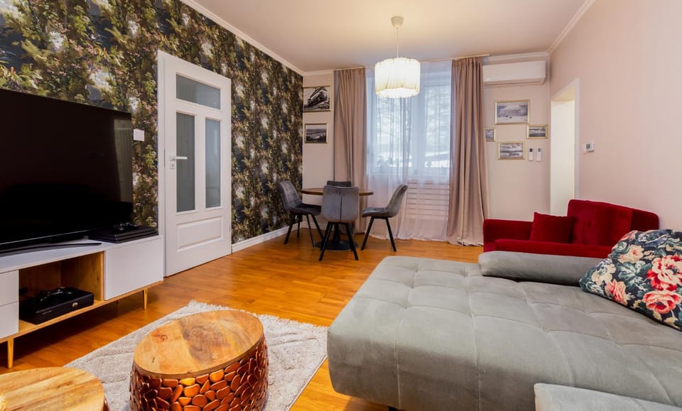 Communal lounge/ TV room, TV and multimedia, Living room, Seating area, Dining area, Evening entertainment