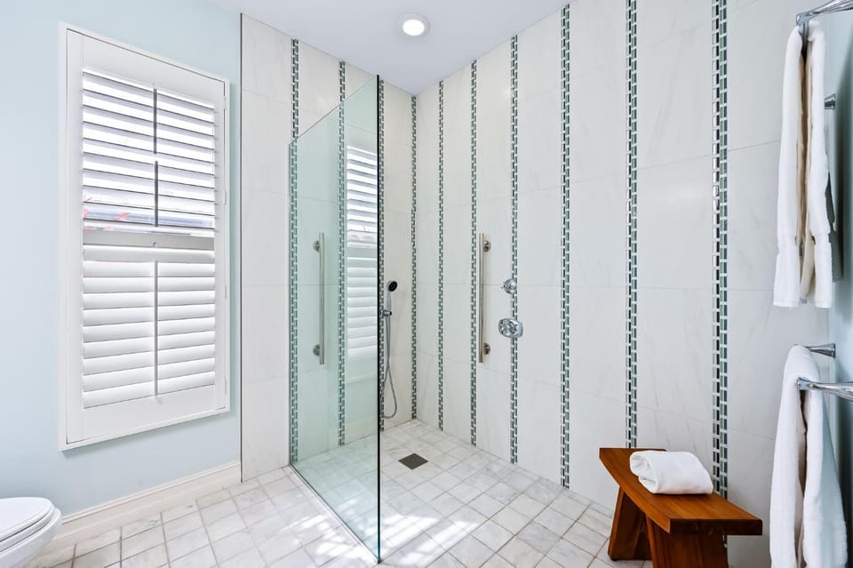 Shower, Toilet, Bathroom, towels