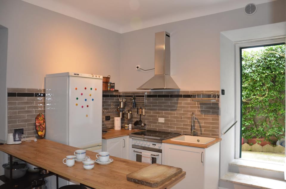 Coffee/tea facilities, Kitchen or kitchenette, oven, stove