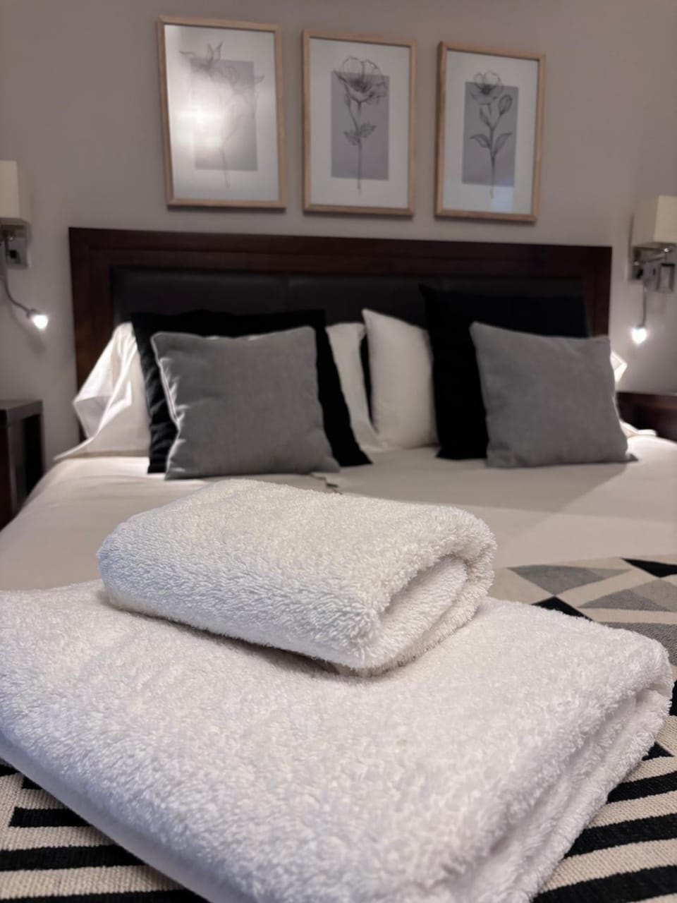 Bedroom, towels