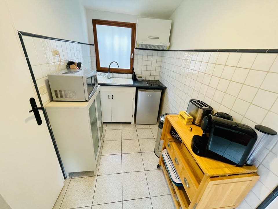 Coffee/tea facilities, Kitchen or kitchenette, minibar, stove, toaster