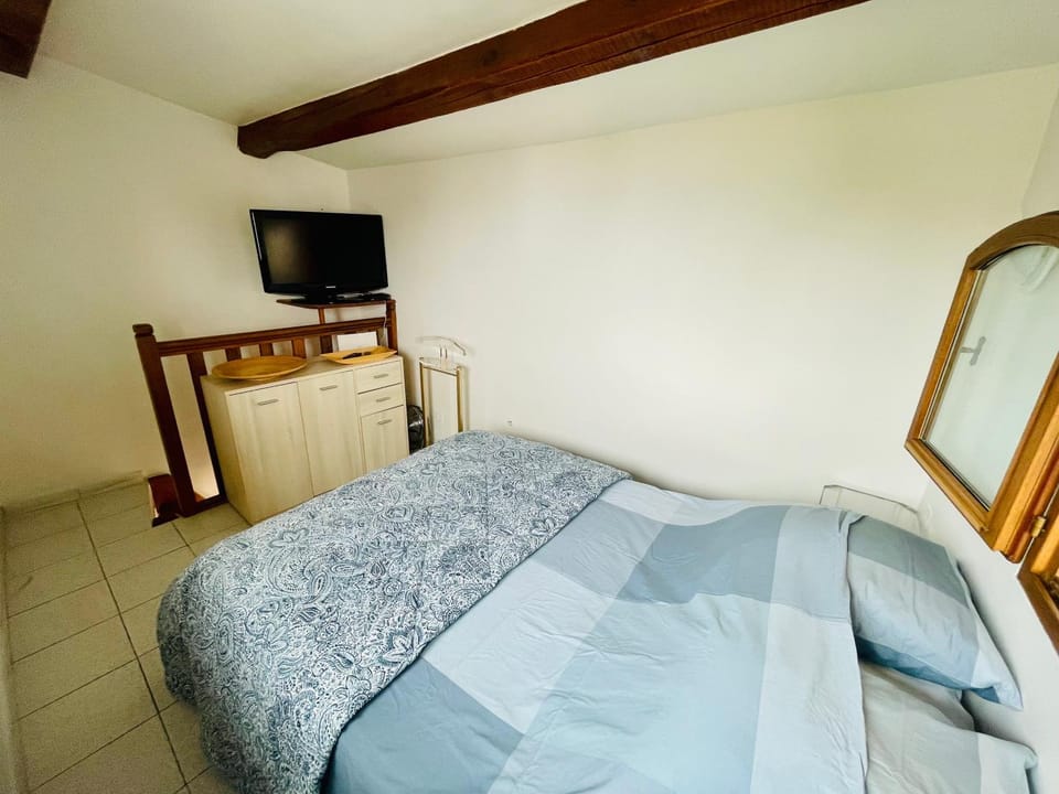 Bed, TV and multimedia, Photo of the whole room, Bedroom