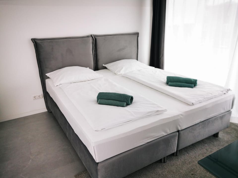 HH 05 by ROCKCHAIR - SUPERHOST Status - Modernes Apartment mit sonnigem Balkon & premium Boxspringbetten in Winterhude - Hamburg Top Geheimtipp Apartment in Hamburg