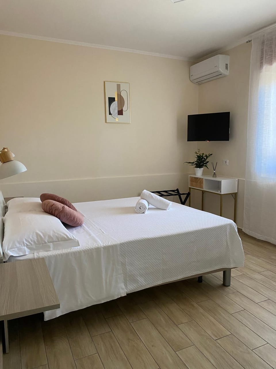 Bed, TV and multimedia, Bedroom, air conditioner