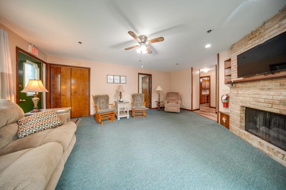 Group-Friendly Lake Erie Getaway w/ Private Yard House in Lake Erie