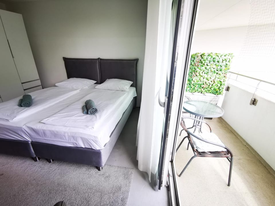 HH 03 by ROCKCHAIR - SUPERHOST Status - Modernes Apartment mit sonnigem Balkon & premium Boxspringbetten in Winterhude - Hamburg Top Geheimtipp Apartment in Hamburg
