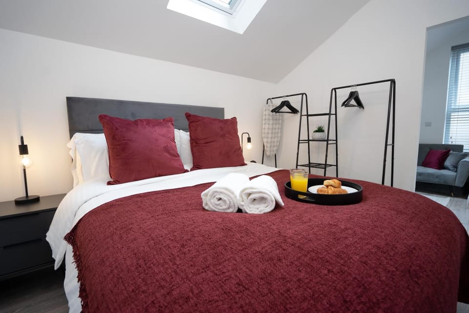 Bed, Bedroom, towels