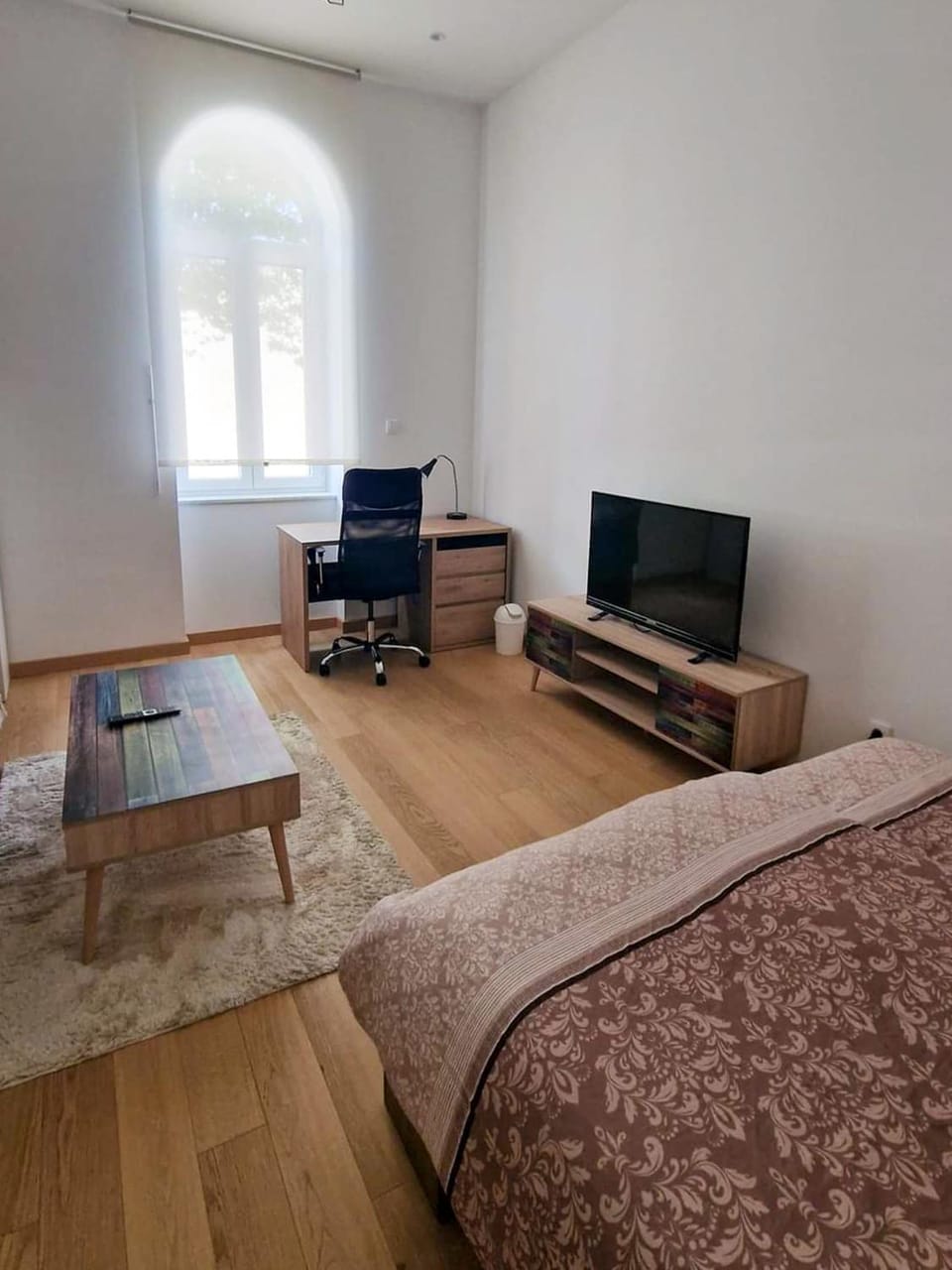 Bed, TV and multimedia, Seating area, Bedroom