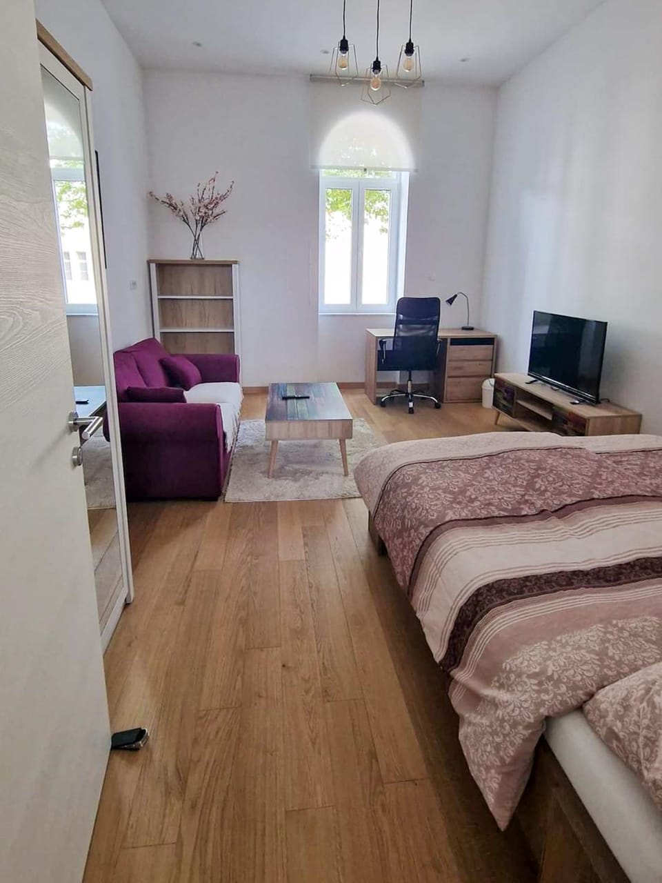 Bed, TV and multimedia, Seating area, Bedroom