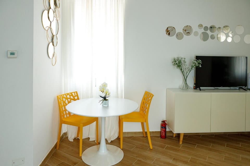 Seating area, Dining area