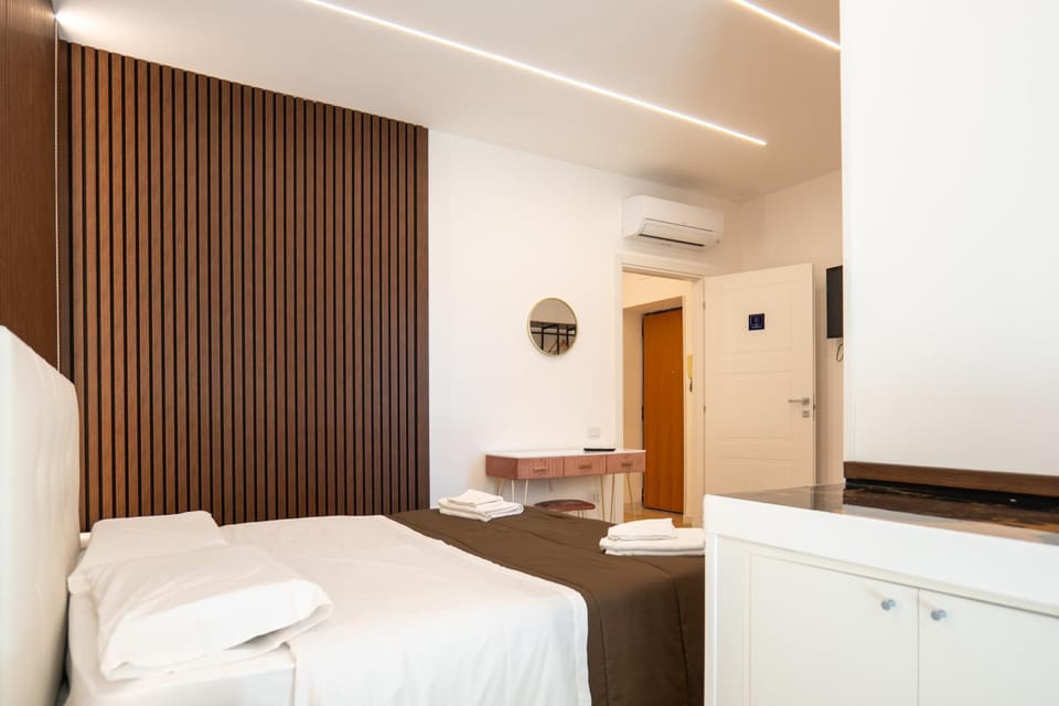 Bed, Bathroom, Photo of the whole room, towels