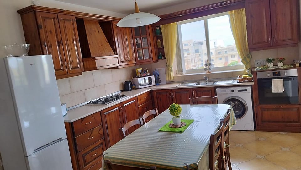 Coffee/tea facilities, Kitchen or kitchenette, oven, stove, toaster