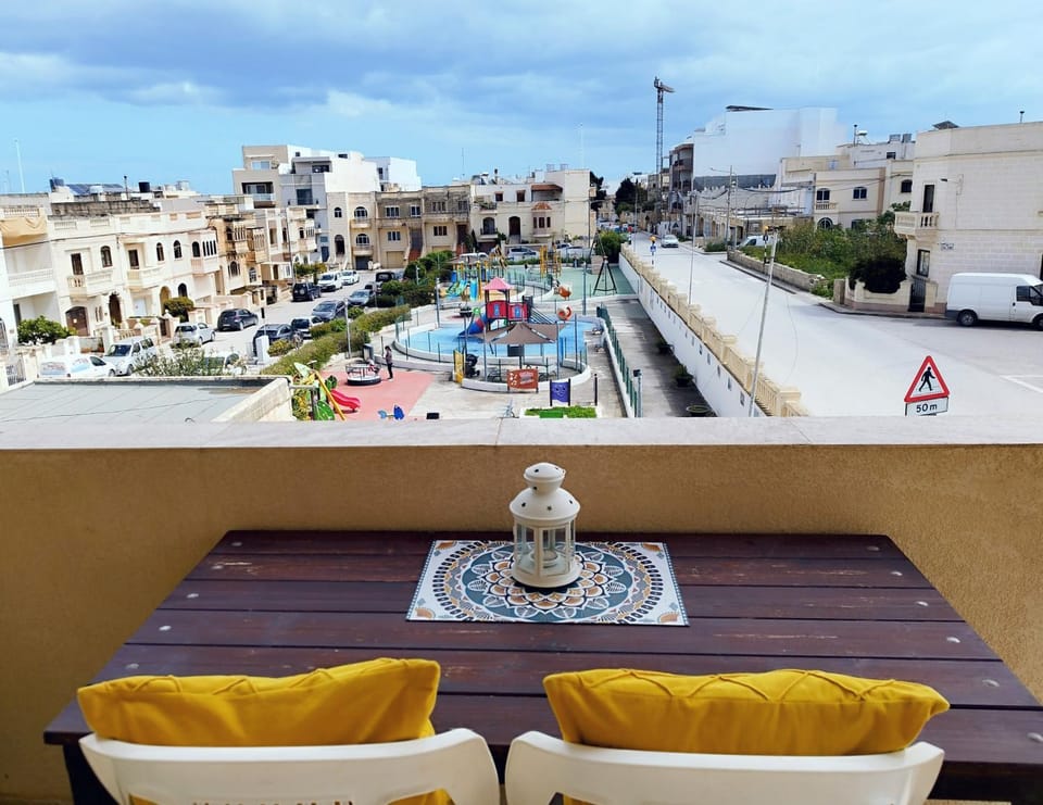 Day, Neighbourhood, View (from property/room), Balcony/Terrace, Seating area, Dining area, Evening entertainment, City view, Street view, Parking